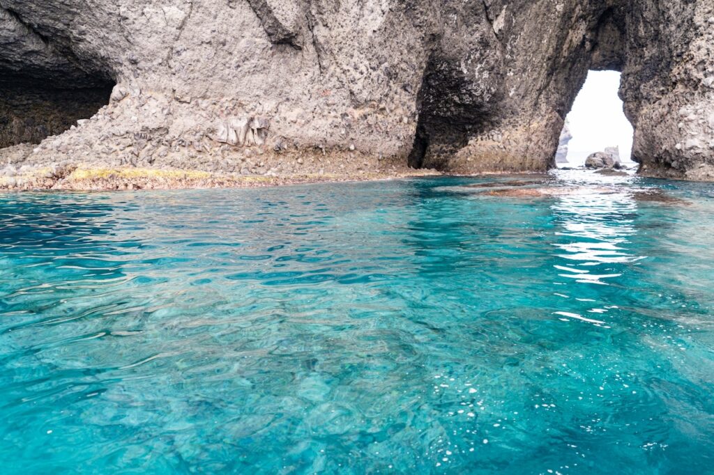 小樽青の洞窟の内部に差し込む青い光